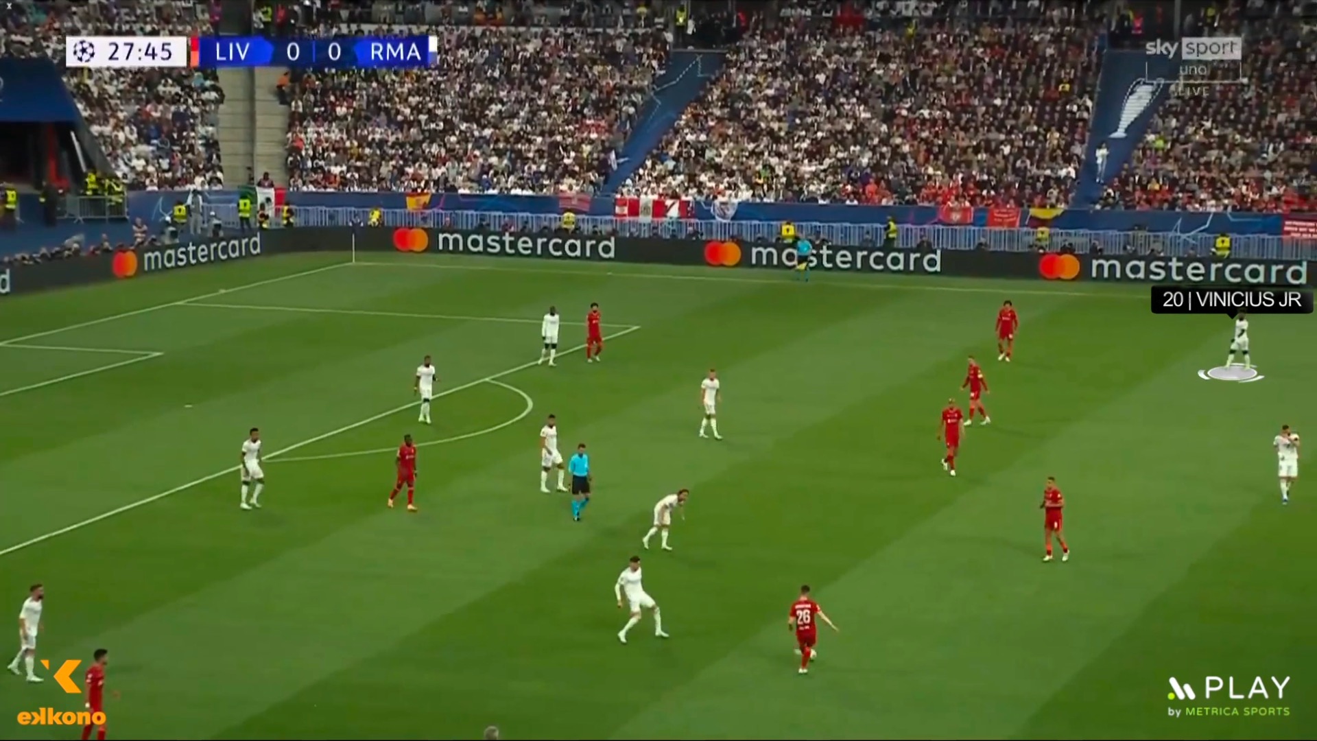 Vinicius Jr 6 Vinicius stays in a high position, behind the opponent's full back to be ready to start the offensive transition