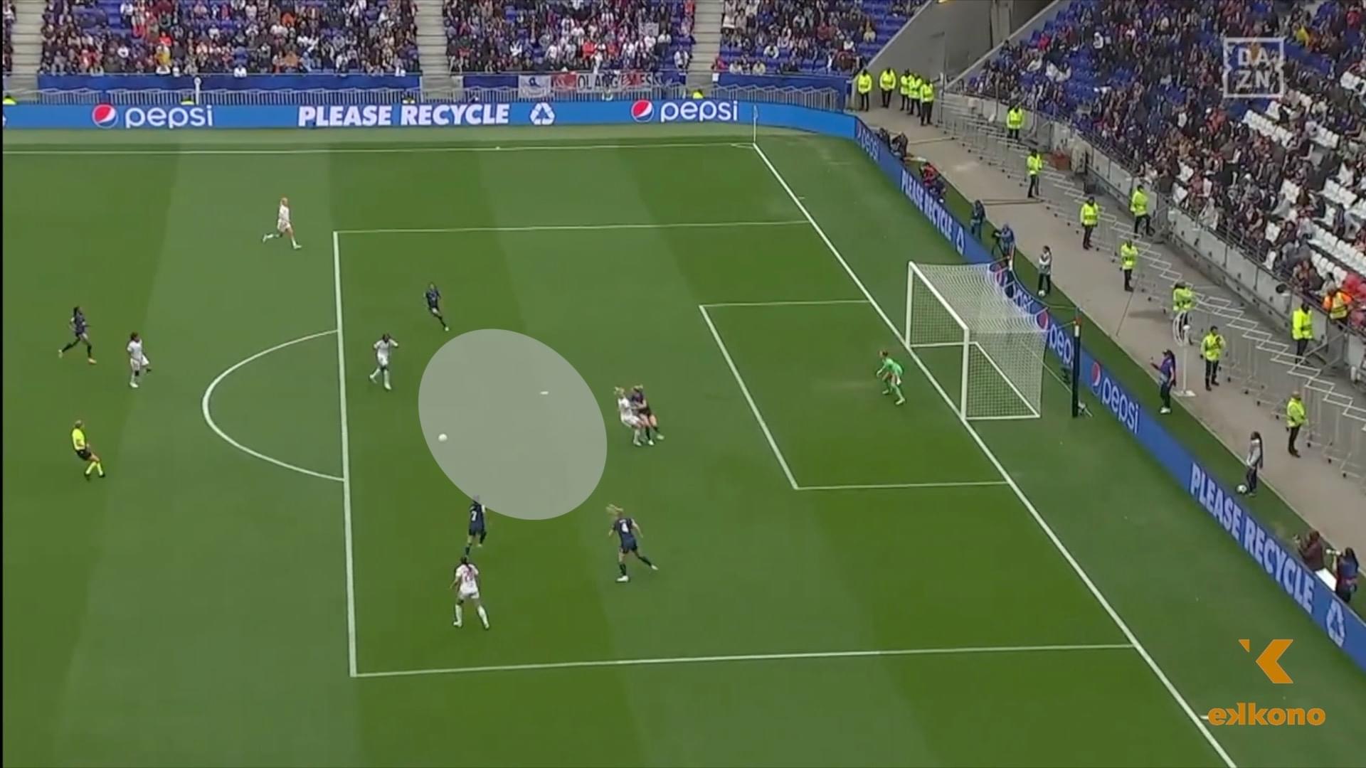 1.-Runs-to-creat-space-B Thanks to Hegerberg's runs, teammates can finish many actions inside the box