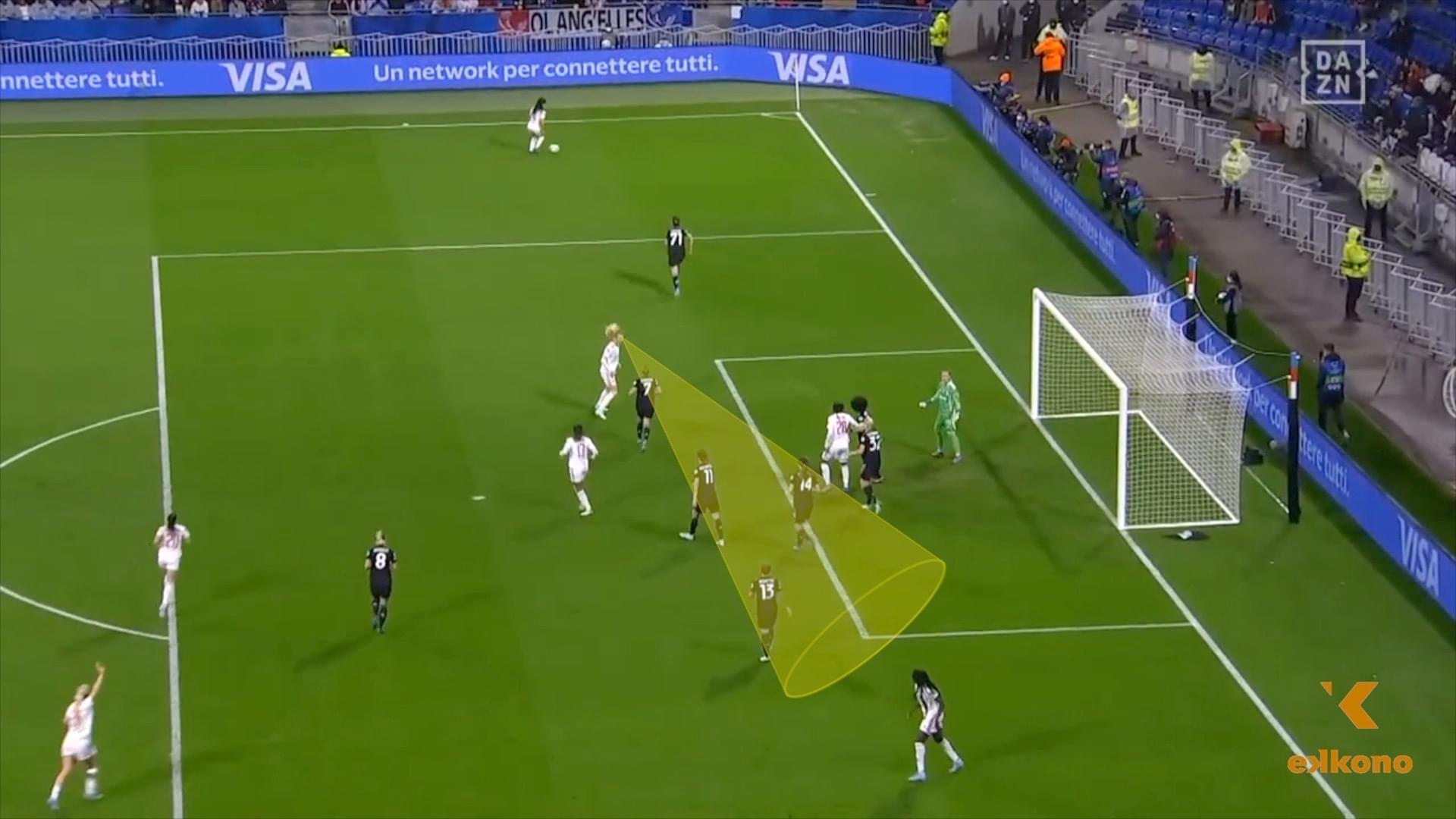 4.-Identify-space-A Inside the box, Hegerberg has the ability to detect free spaces to finish the action, even if these are opposite to where the ball comes from